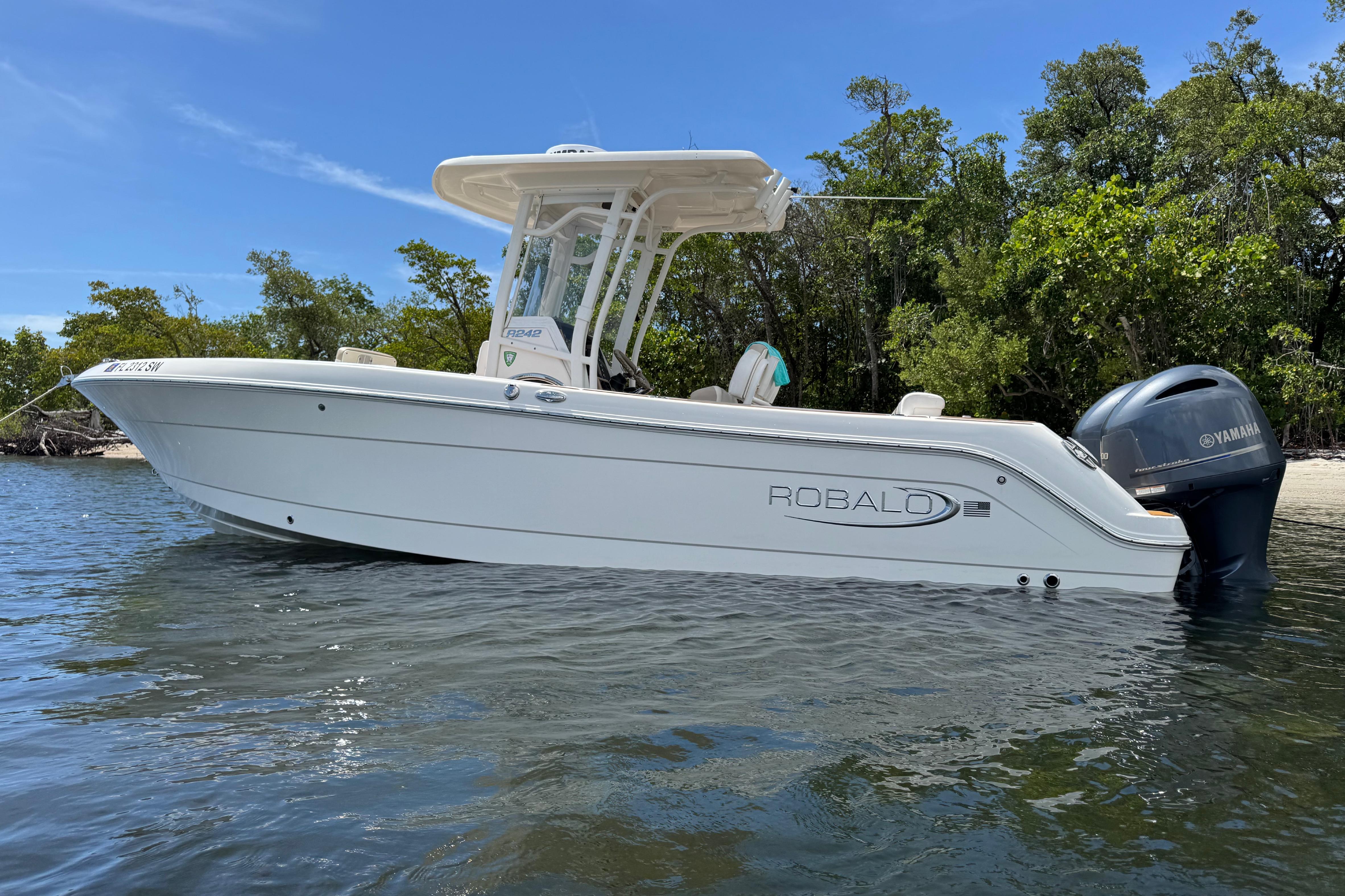 2021 Robalo R242 Center Console