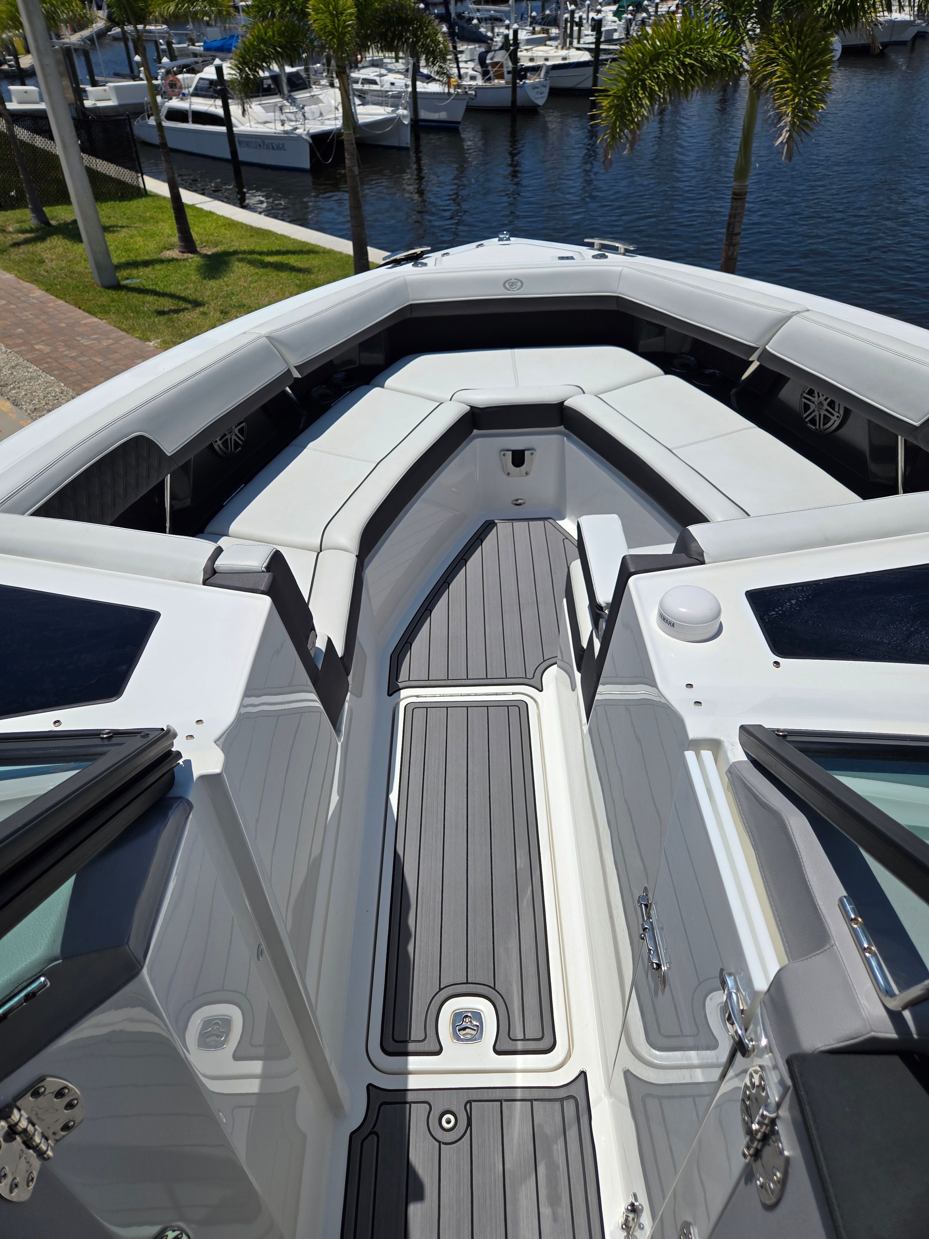 2023 Cobalt R33 Outboard