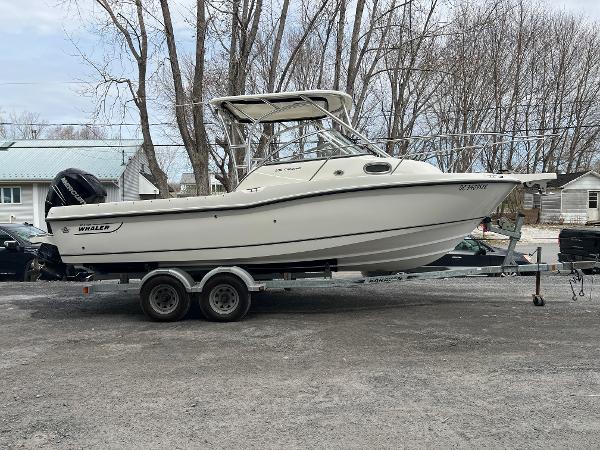 2012 Boston Whaler 235 Conquest