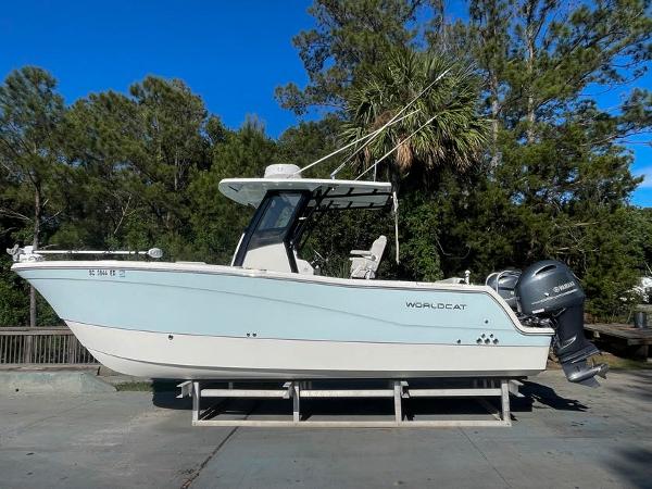 World Cat 260 CC-X 2023 World Cat 260 CC-X boat on display, featuring sleek design and dual engines.