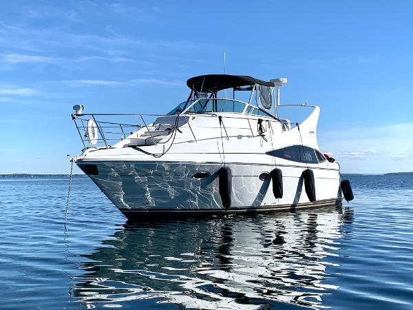 Carver 360 Mariner 2004 Carver 360 Mariner yacht on calm blue water under clear sky.