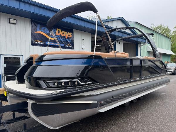 Harris Grand Mariner 250 2025 Harris Grand Mariner 250 pontoon boat displayed outside a marine dealership.