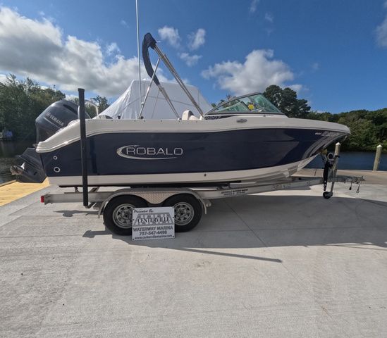 2021 Robalo R207 Low hours mint condition