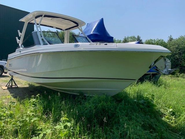 Boston Whaler 240 Vantage 2025 Boston Whaler 240 Vantage boat on grass, sunny day, side view.