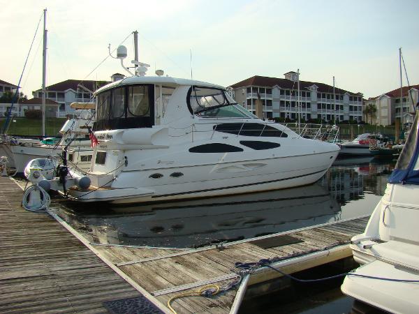 2004 Cruisers Yachts 455 Express Motoryacht