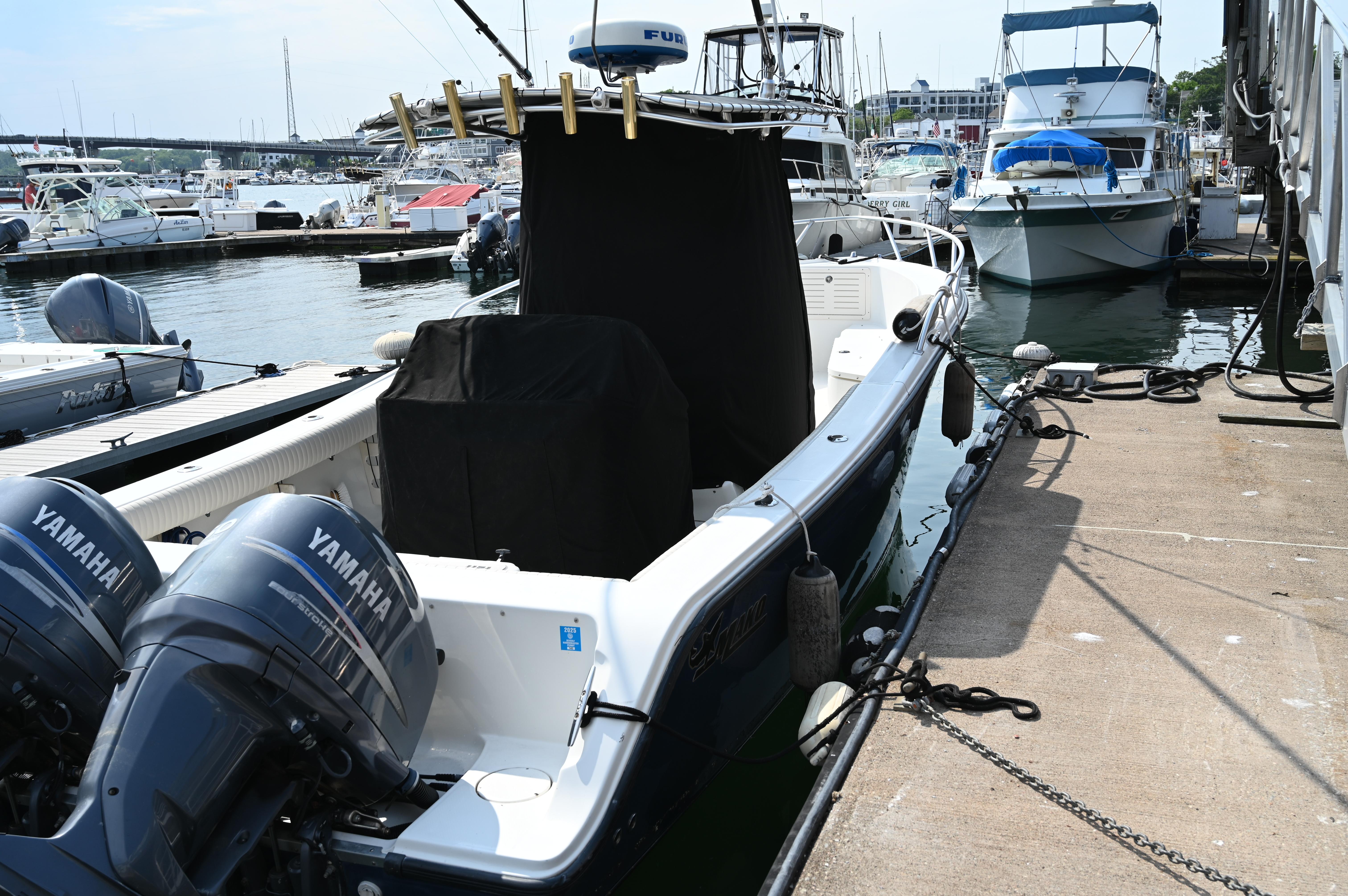 Mako 284 CC 2007 Mako 284 CC boat docked with twin Yamaha engines, marina background.