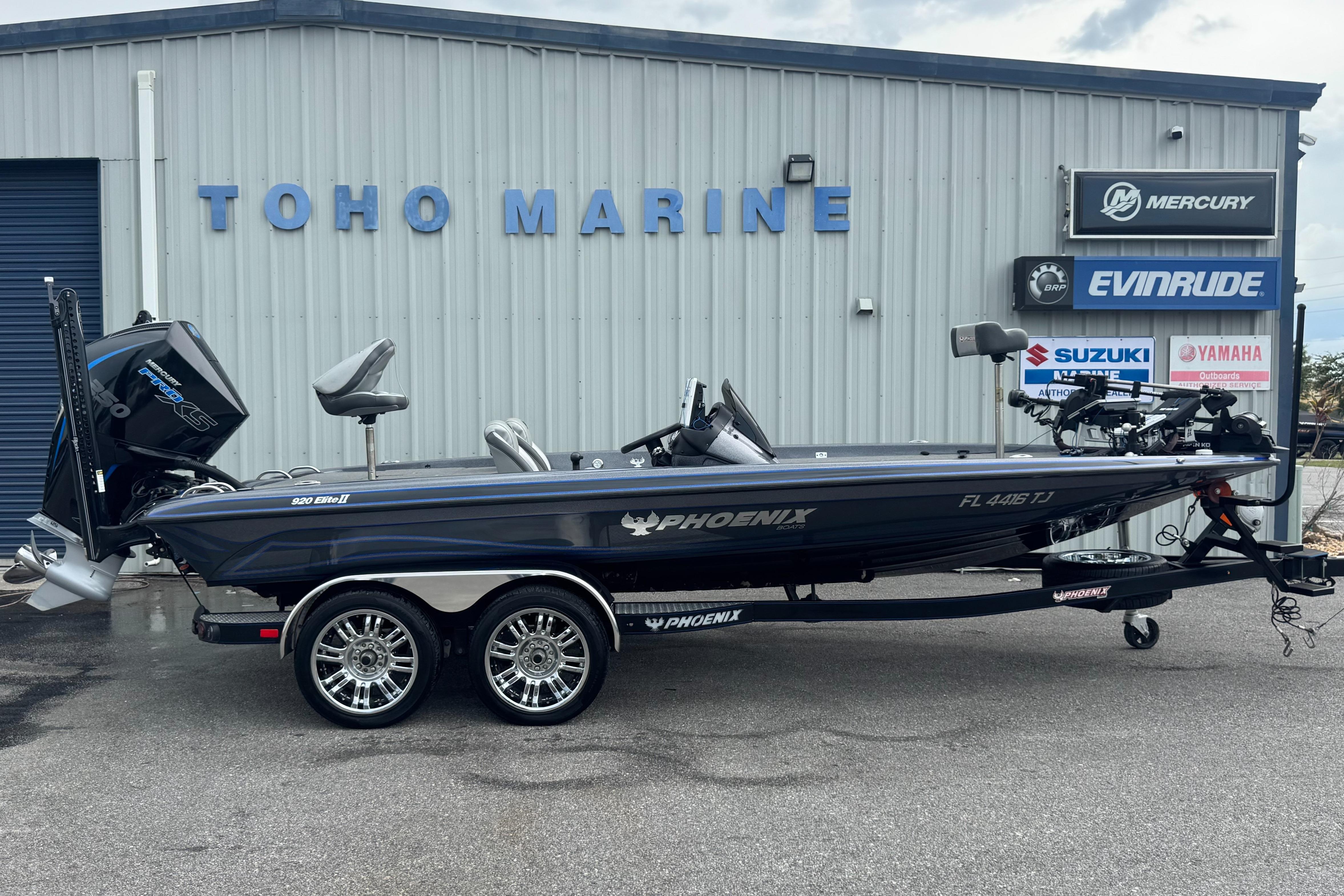 Phoenix 920 Elite 2022 Phoenix 920 Elite boat at Toho Marine dealership, featuring sleek design and advanced equipment.