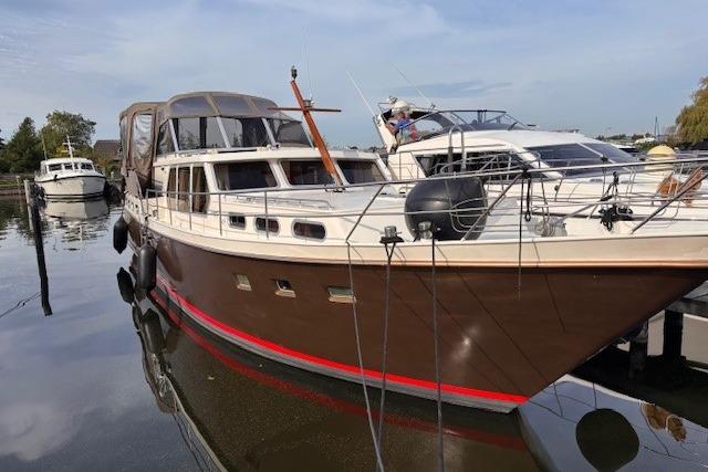 Valkkruiser 1400 AK 1982 Valkkruiser 1400 AK yacht docked in a serene marina setting.