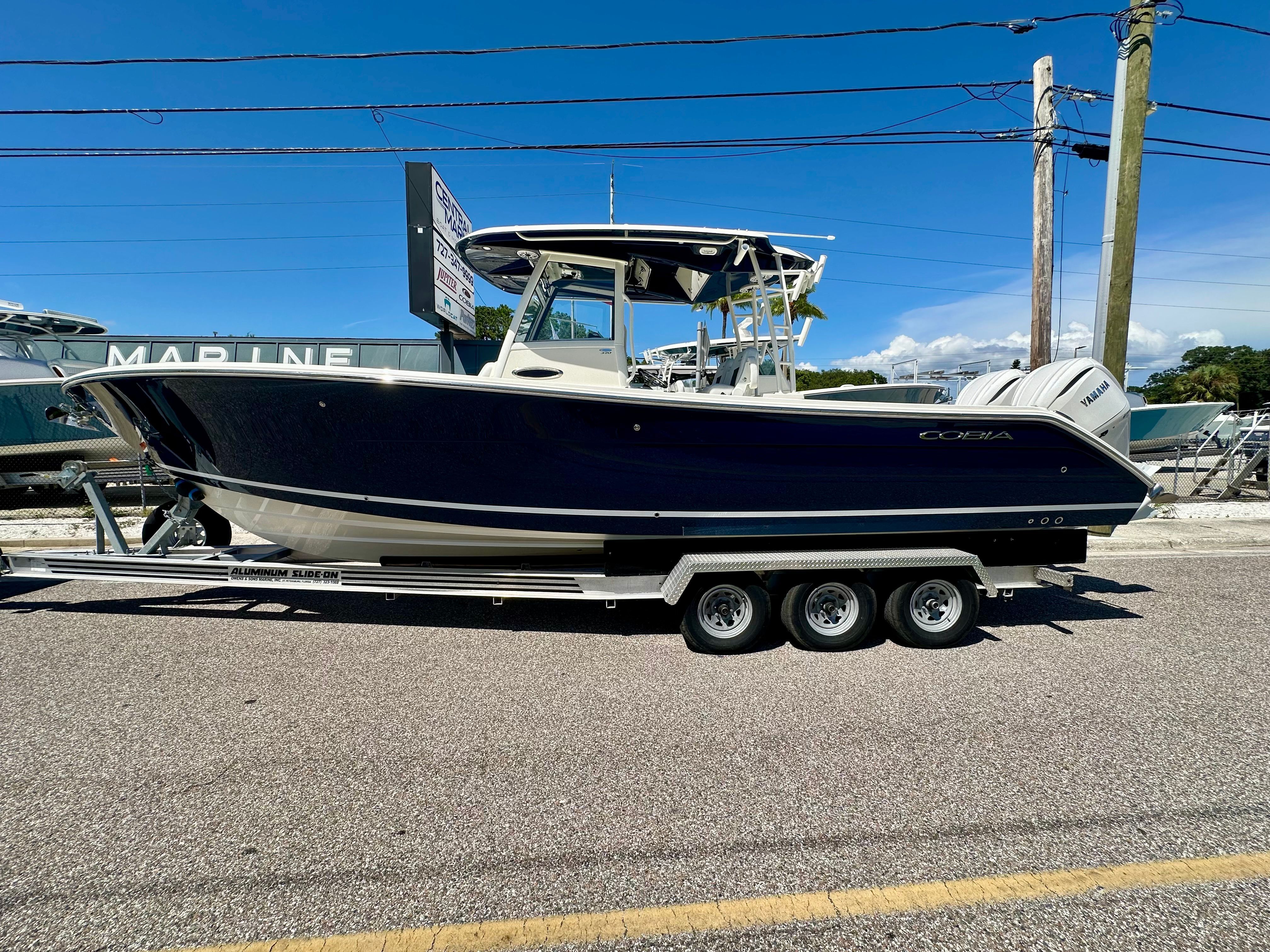 2025 Cobia 320 CC