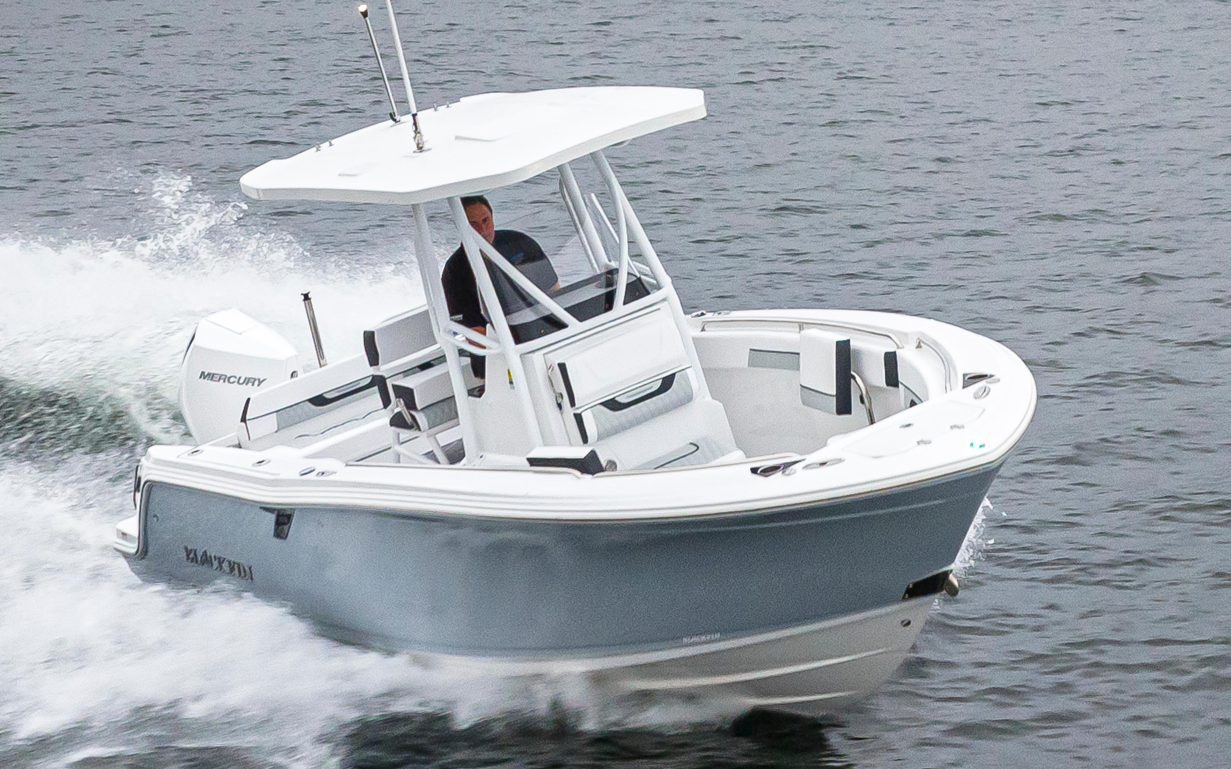 Blackfin 222 CC 2024 Blackfin 222 CC boat cruising on water, featuring sleek design and Mercury engine.