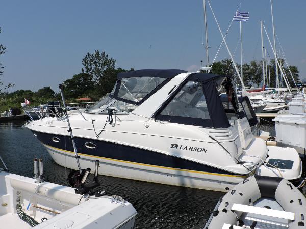 2005 Larson Cabrio 330 Mid Cabin