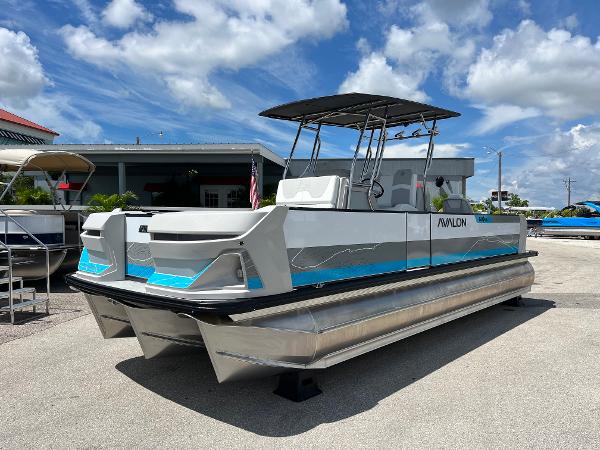 Avalon GEO Fish GLX, Center Console, Tri Toon, High Performance 2025 Avalon GEO Fish GLX tri-toon boat with center console, high performance design.