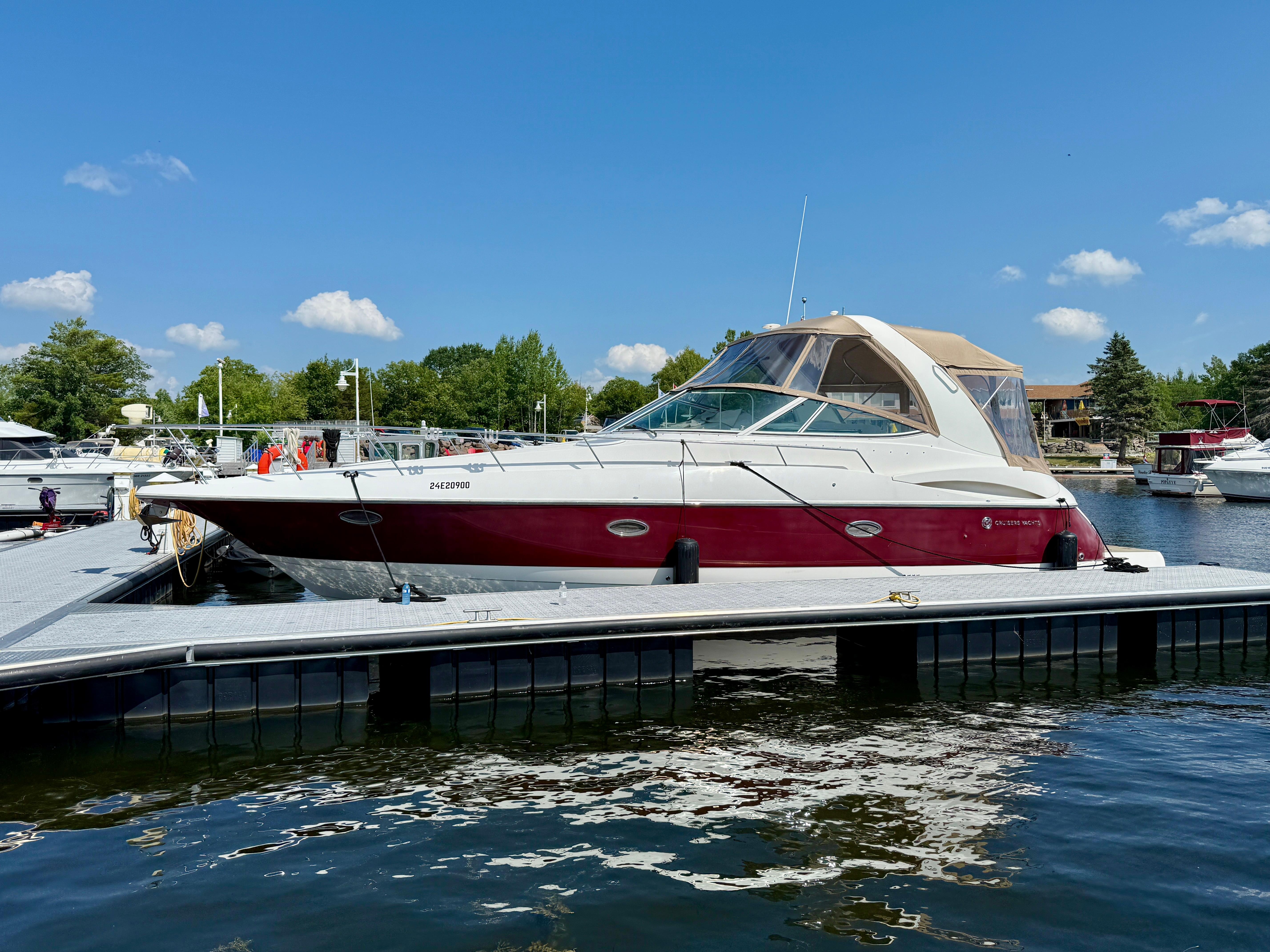 2005 Cruisers Yachts 370 Express