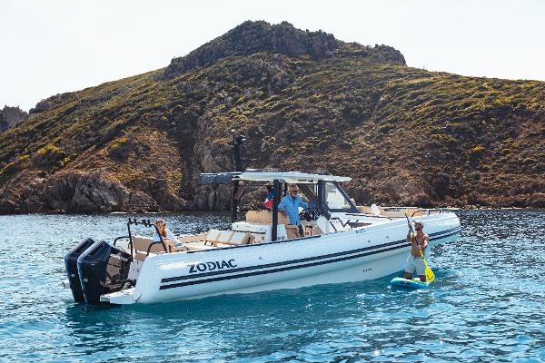 Zodiac X10CC Zodiac X10CC 2025 boat cruising near rocky island in clear blue water.
