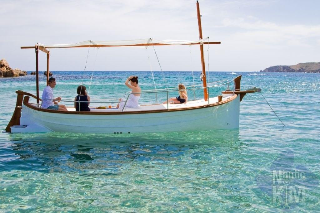 Llaüts Tiburón 30 SOLARIUM 2023 Llaüts Tiburón 30 SOLARIUM boat with people relaxing on clear blue water.