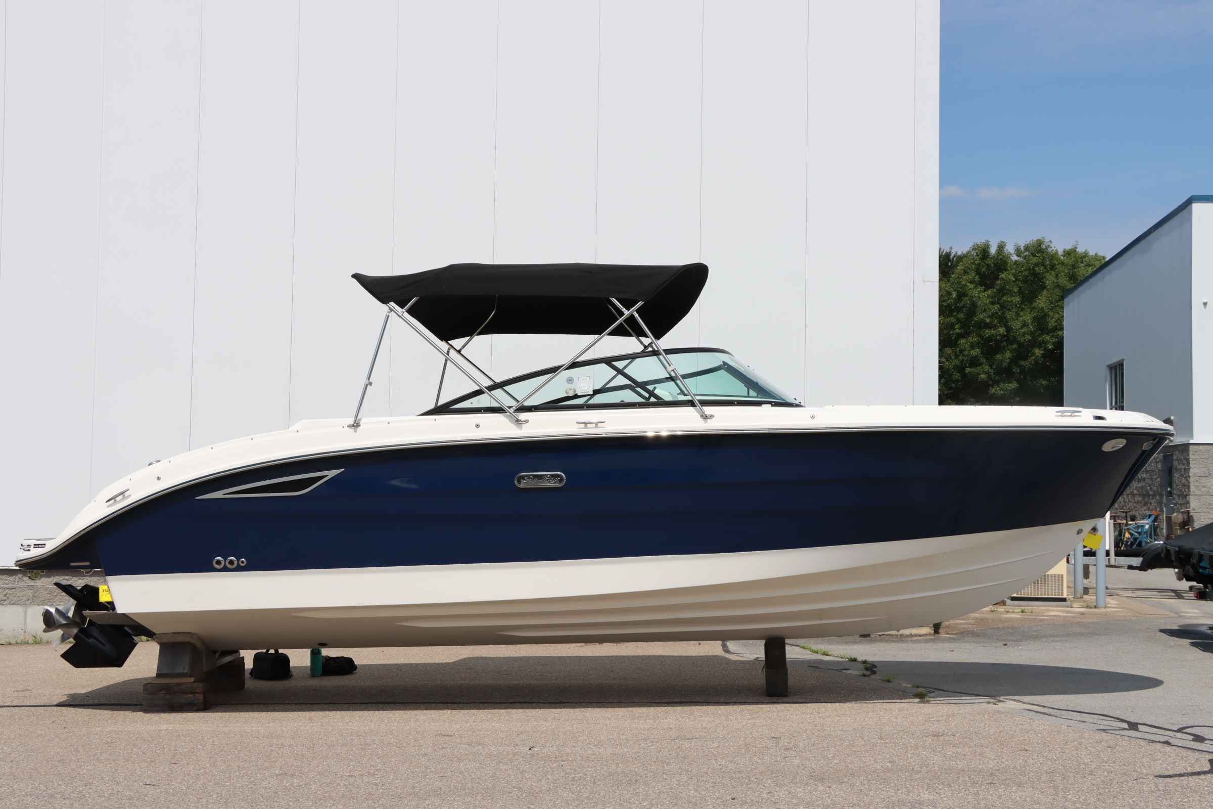 2025 Sea Ray SDX 270