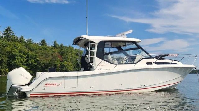2023 Boston Whaler 325 Conquest