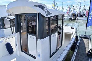 Ocqueteau OSTREA 710 TIMONIER 2025 Ocqueteau OSTREA 710 TIMONIER boat at marina, showcasing sleek design and modern features.