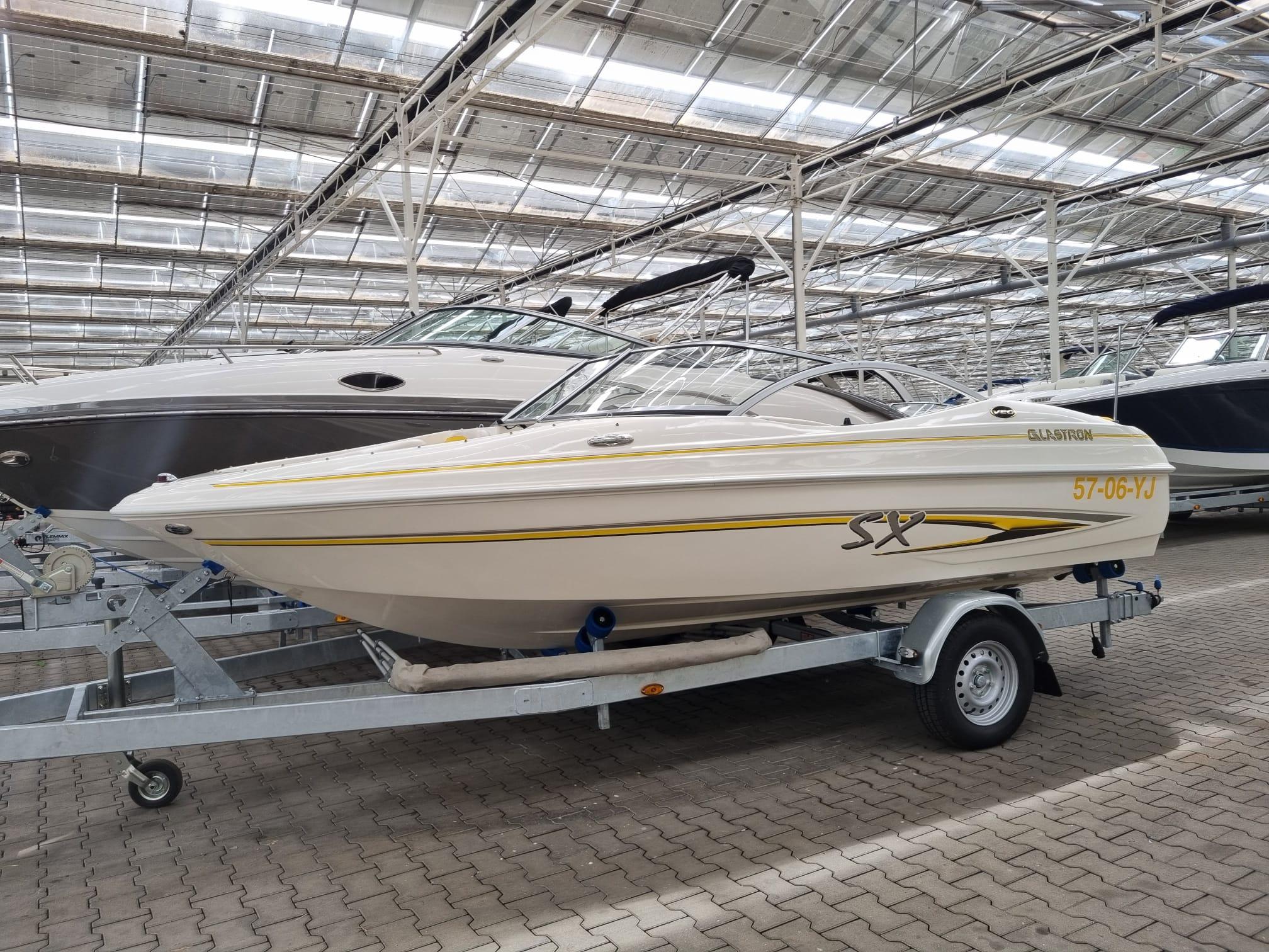 Glastron 175 Sx 2005 Glastron 175 SX boat on trailer in indoor storage facility.
