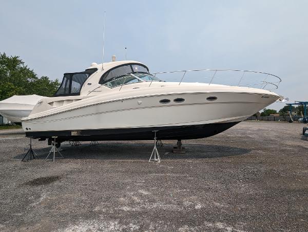 Sea Ray 390 Sundancer 2005 Sea Ray 390 Sundancer yacht on dry dock.