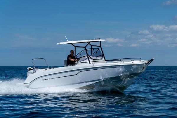 Beneteau Flyer 8 SPACEdeck 2024 Beneteau Flyer 8 SPACEdeck cruising on open water.