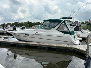 Maxum 3200 SCR 1997 Maxum 3200 SCR boat docked at marina under cloudy sky.