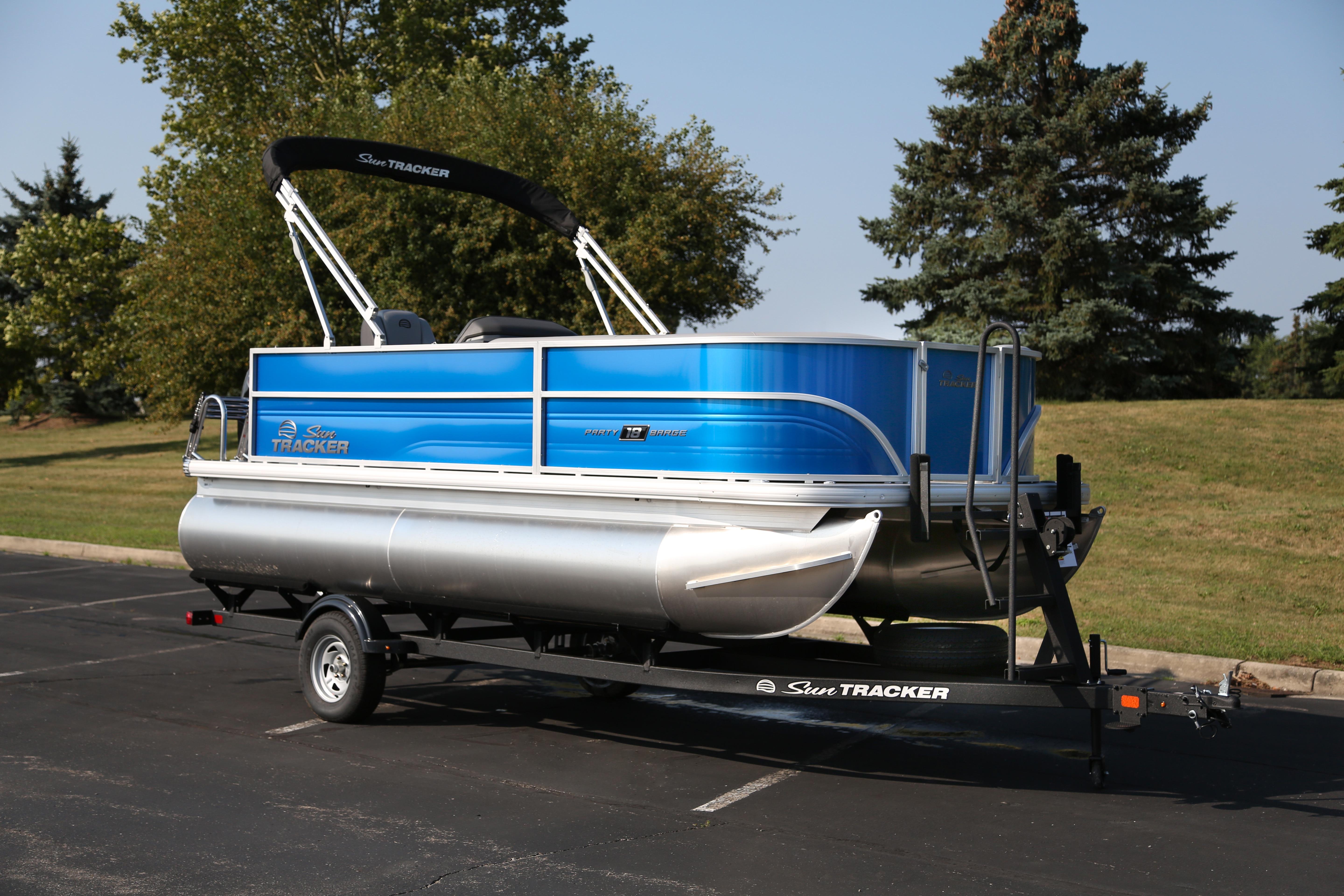 2026 Sun Tracker Party Barge 18 DLX