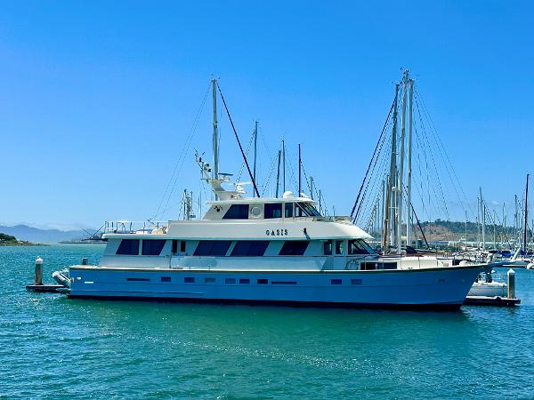 Hatteras Motoryacht 1981 Hatteras Motor Yacht docked in a sunny marina.