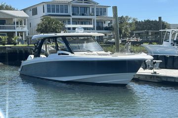 2023 Boston Whaler 350 Realm