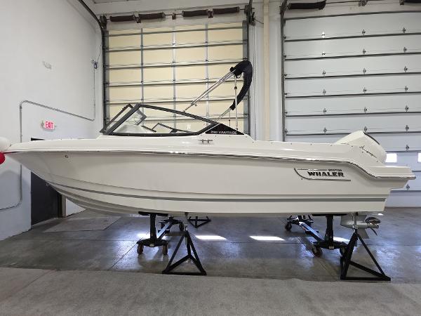 2025 Boston Whaler 210 Vantage