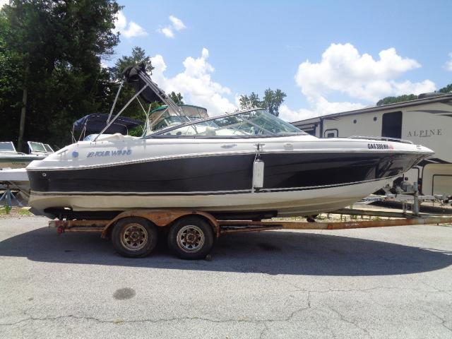 Four Winns 220 Horizon 2003 Four Winns 220 Horizon boat on trailer, parked outdoors under a sunny sky.
