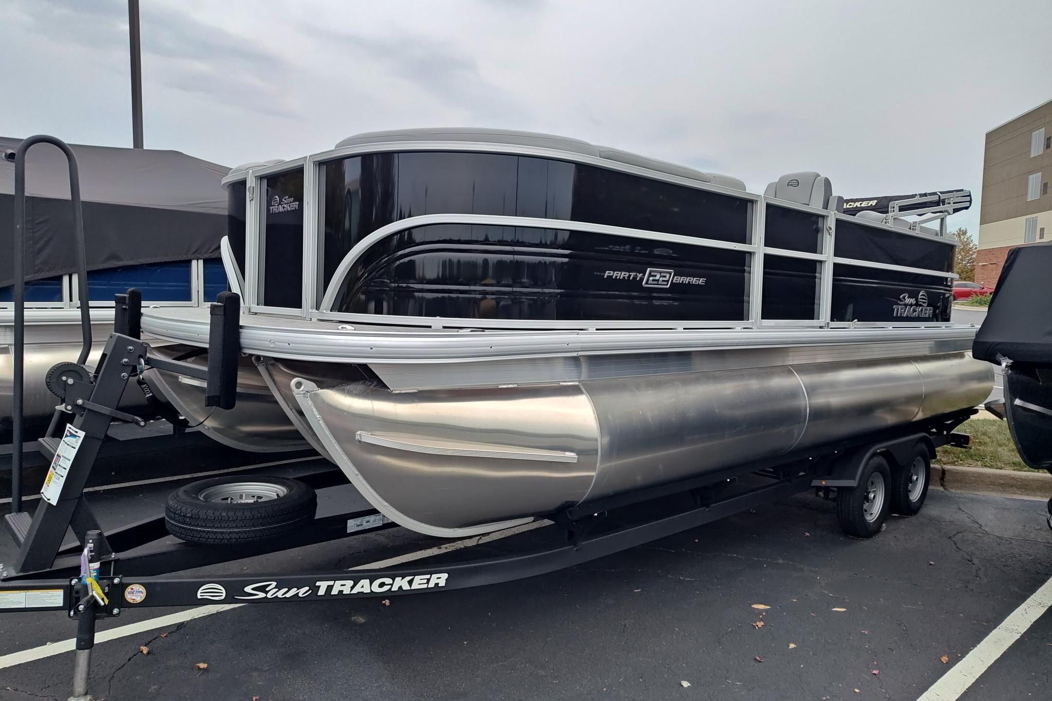 2026 Sun Tracker Party Barge 22 XP3