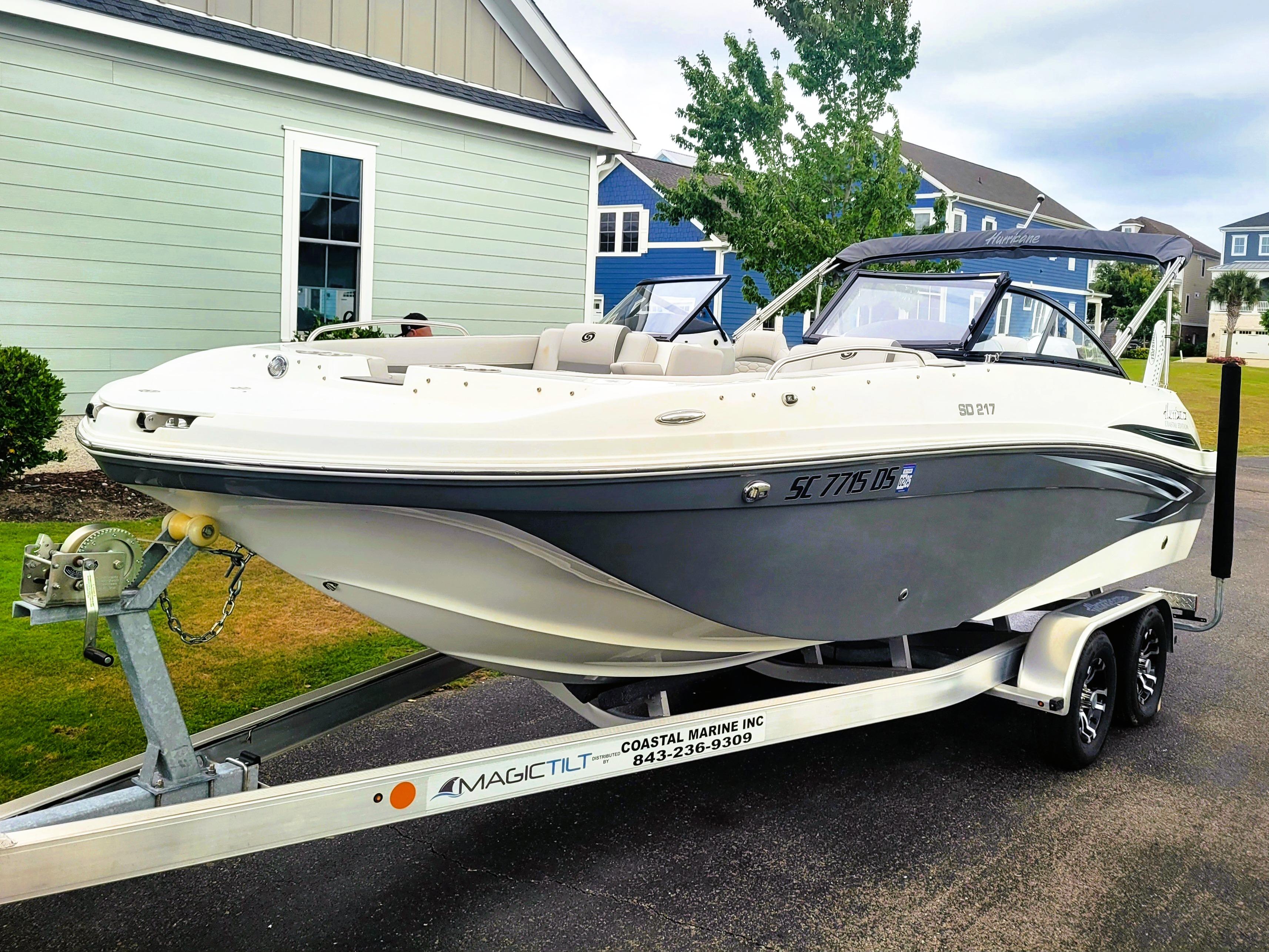 2022 Hurricane SunDeck 217 OB