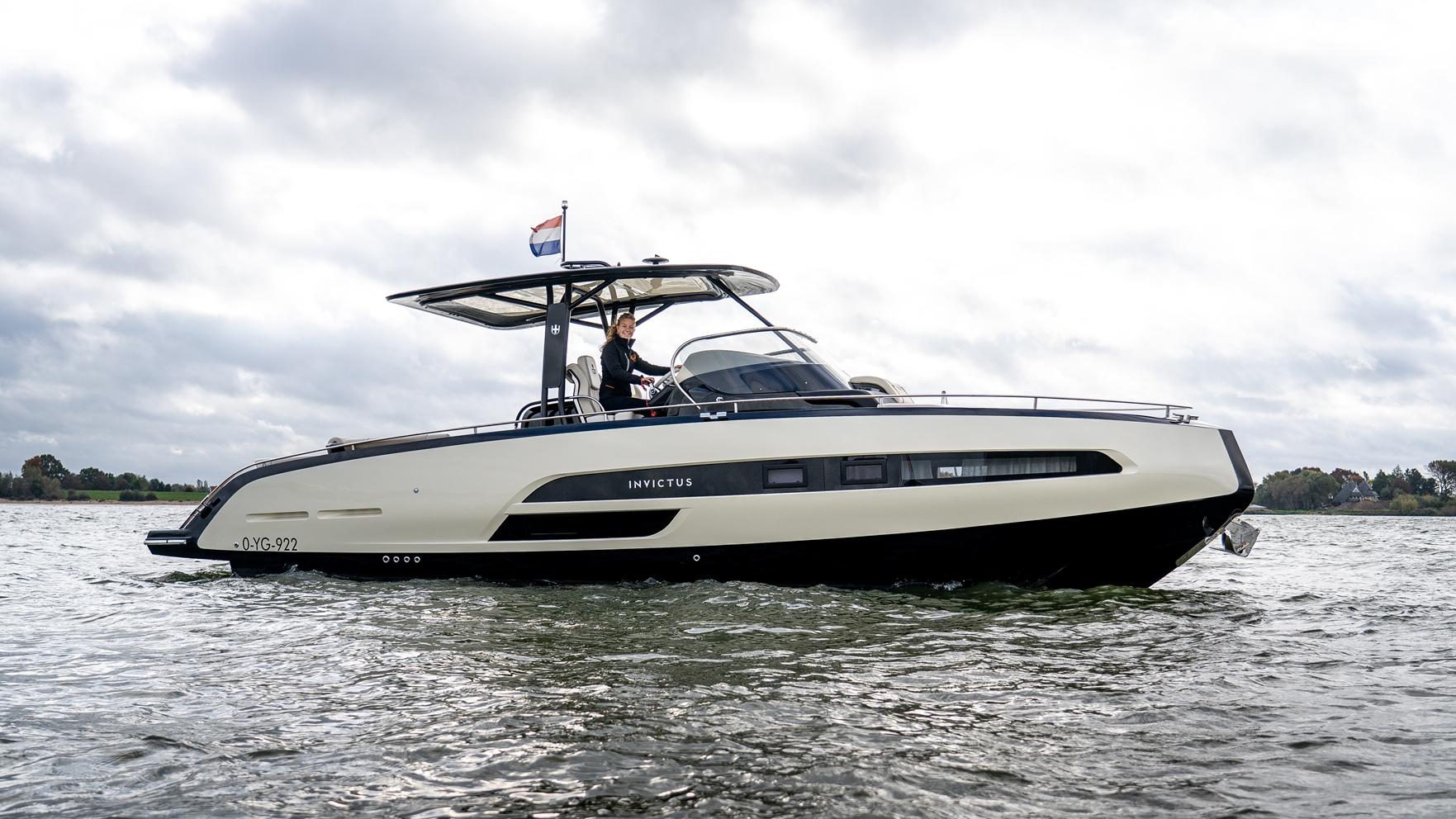 2020 Invictus Yachts Invictus 320 GT met 2 x Volvo Penta V8 350 pk jong gebruikt!