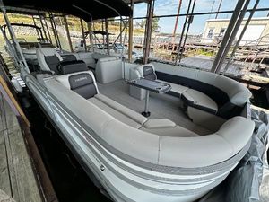 Harris FloteBote HCX 23 2024 Harris FloteBote HCX 23 pontoon boat docked, featuring spacious seating and modern design.