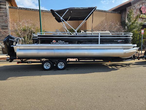 Sun Tracker Sportfish 24 XP3 2024 Sun Tracker Sportfish 24 XP3 pontoon boat on trailer.