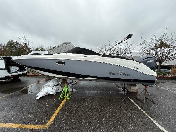2024 NauticStar 243 DC Deck