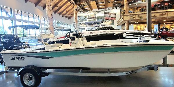 Mako Pro Skiff 17 CC 2023 Mako Pro Skiff 17 CC boat displayed in a showroom.