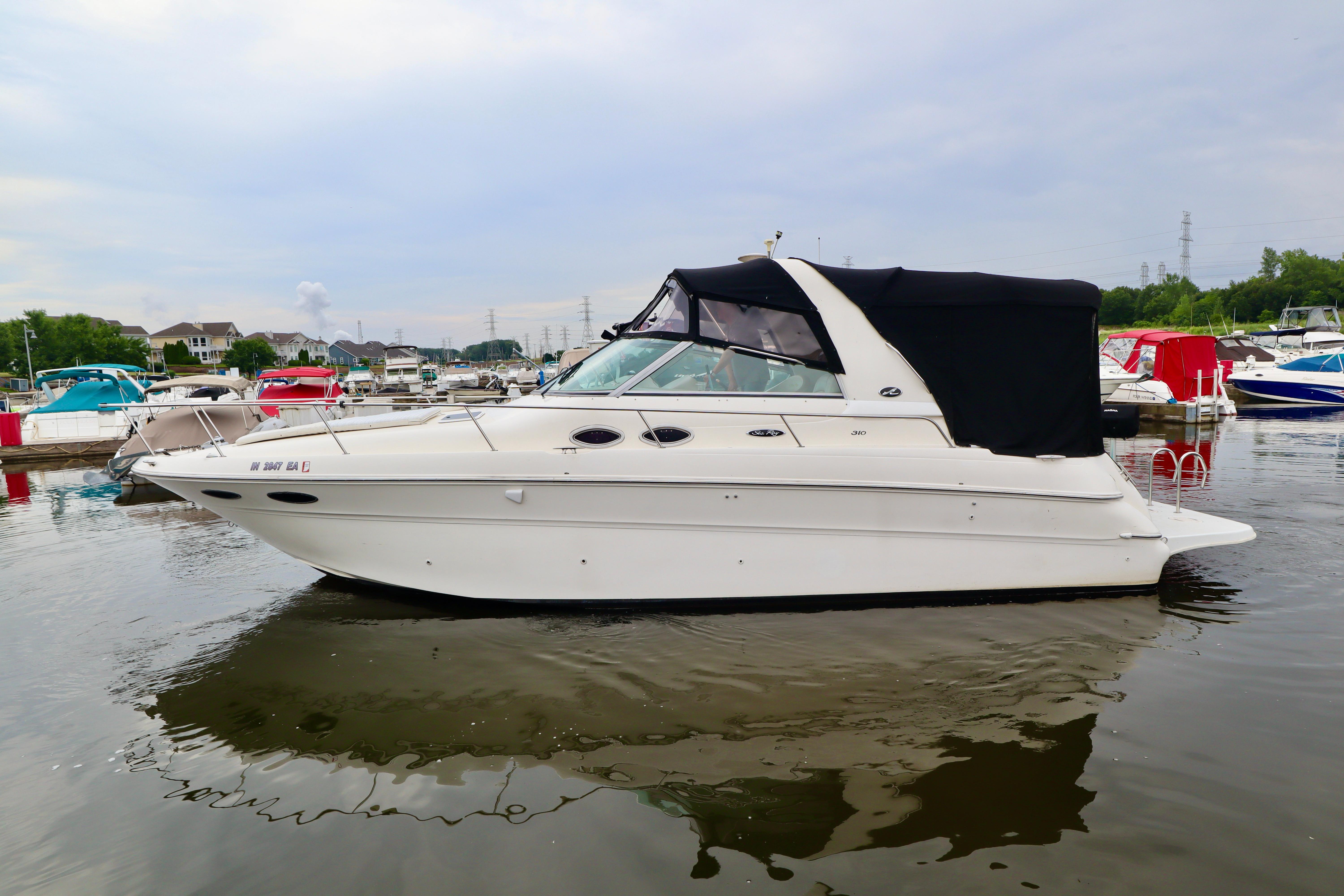 Sea Ray 310 Sundancer 2001 Sea Ray 310 Sundancer boat docked at a marina.