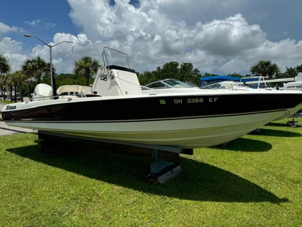 2005 Triton 240 LTS