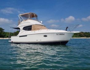 Silverton 33 Convertible 2008 Silverton 33 Convertible yacht on calm water under clear blue sky.