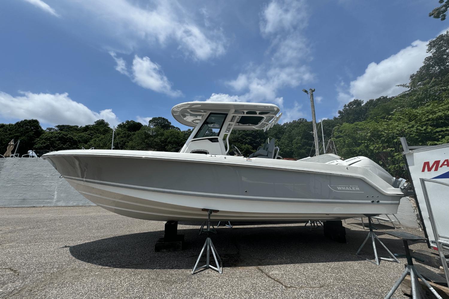 2026 Boston Whaler 250 Outrage