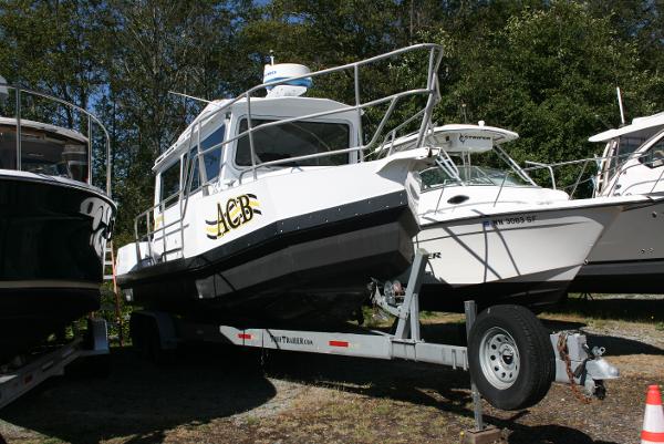 ACB 2806 ACB 2806 boat from 2008 on a trailer, parked outdoors.