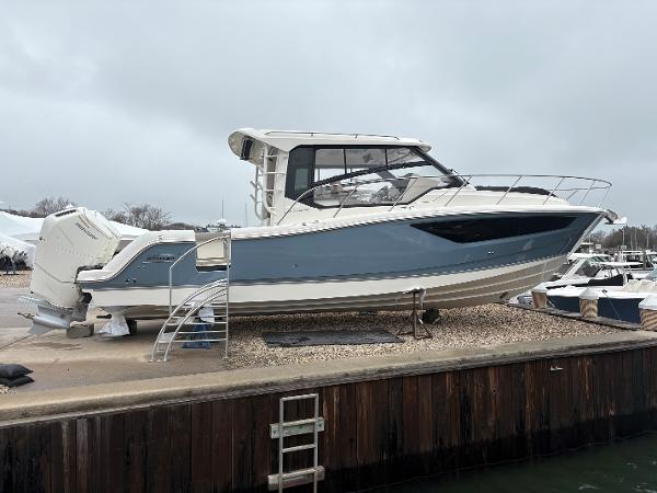 2025 Boston Whaler 365 Conquest