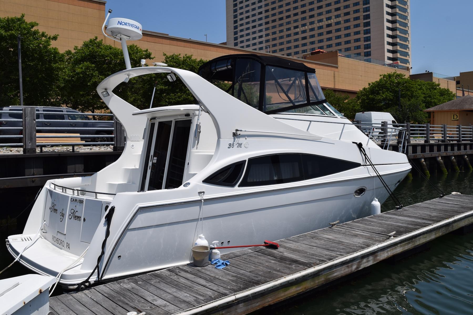 2006 Carver 36 Mariner