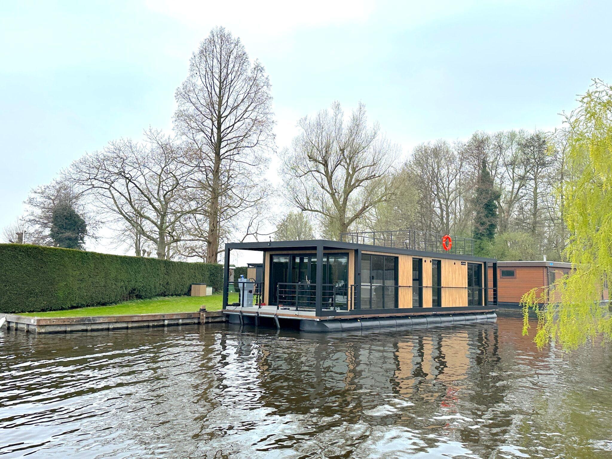 2025 La Mare Houseboat Modern 15