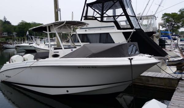 Wellcraft 252 Fisherman 2016 Wellcraft 252 Fisherman boat docked in a marina.