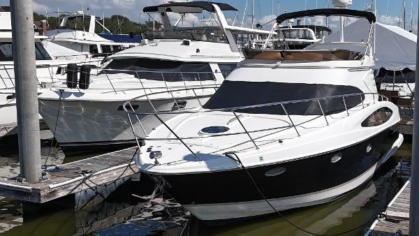 Regal 4080 Flybridge Sedan 2007 Regal 4080 Flybridge Sedan yacht docked at marina.