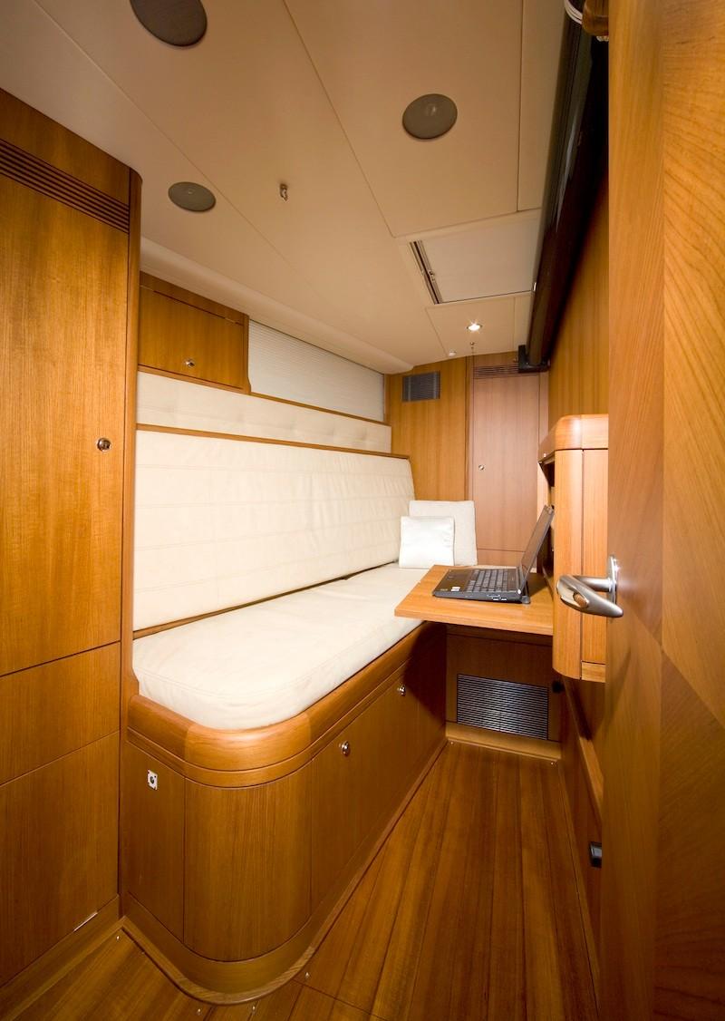 2007 Oyster 655, Newport Estados Unidos SteelClad Extreme Weather Safe Room | Safe room, Secret