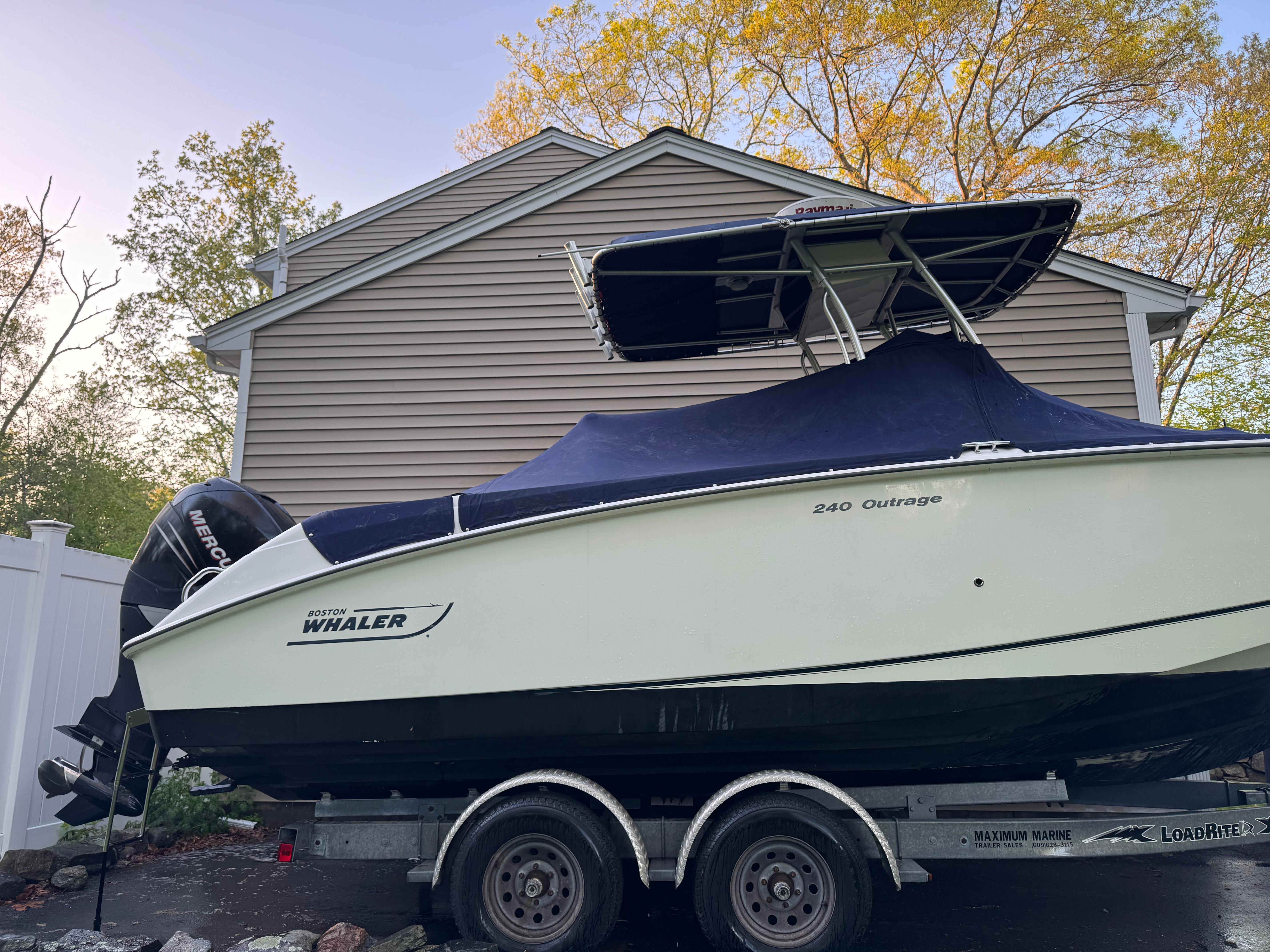 2006 Boston Whaler 240 Outrage